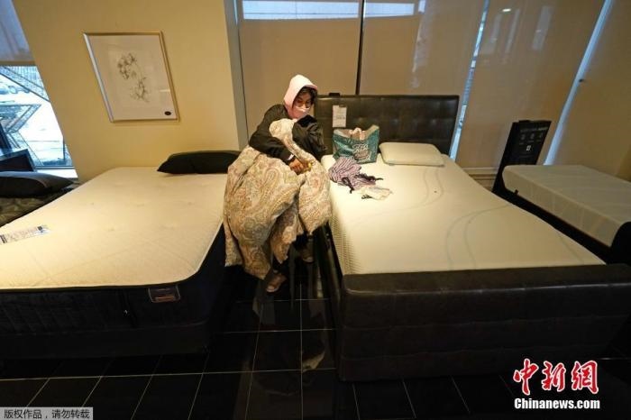 當(dāng)?shù)貢r(shí)間2月17日，美國(guó)得州的一家畫(huà)廊兼家具店內(nèi)，大批民眾來(lái)此避寒取暖，其中不乏一些人帶著被子來(lái)過(guò)夜。美國(guó)近日遭遇極寒天氣侵襲，多地氣溫創(chuàng)近年新低，其中得州災(zāi)情最嚴(yán)重，暴風(fēng)雪導(dǎo)致電網(wǎng)在酷寒中癱瘓，約400萬(wàn)居民家中長(zhǎng)時(shí)間停電。美國(guó)國(guó)家氣象局表示，得州休斯敦等地的氣溫甚至比靠近北極圈的阿拉斯加還要低。