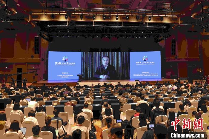 中國工程院院士、“人民英雄”國家榮譽稱號獲得者張伯禮通過視頻發(fā)表主旨演講?！∈⒓样i 攝