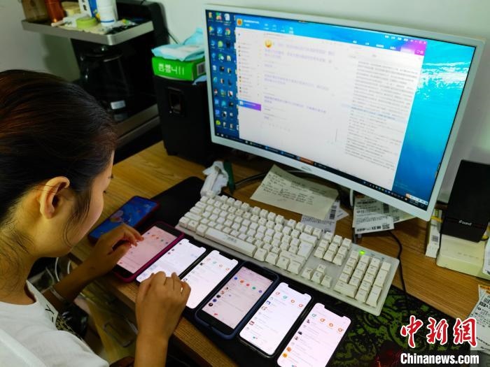 圖為網(wǎng)絡客服為網(wǎng)上“專車座套”客戶答疑釋惑?！巫雍?攝