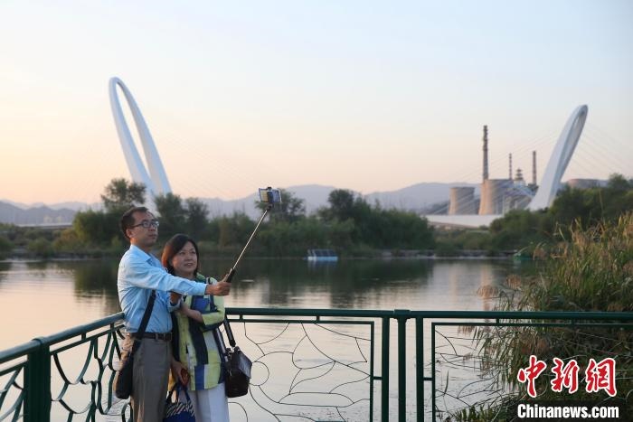 10月1日，北京冬奧公園內(nèi)的游客?！?lt;a target='_blank' href='http://www.chinanews.com/'>中新社</a> 易海菲 攝