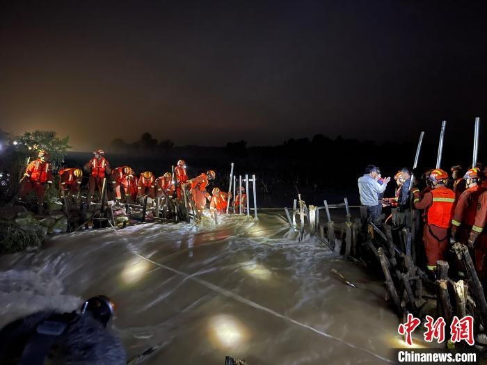 消防員分成左右兩路，同時(shí)發(fā)起決口封堵總攻?！￠Z旭輝 攝