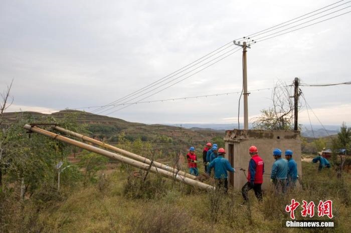資料圖：10月11日，山西省靈石縣，電力工作人員在搶修電力設(shè)施。<a target='_blank' href='http://www.chinanews.com/'>中新社</a>記者 張云 攝 　