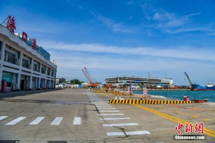 10月12日7時，受臺風“圓規(guī)”影響，海口新海港、秀英港、鐵路南港停止作業(yè)，瓊州海峽再次停航。圖為?？谛阌⒏鄞a頭。 <a target='_blank' href='http://www.chinanews.com/'>中新社</a>記者 駱云飛 攝