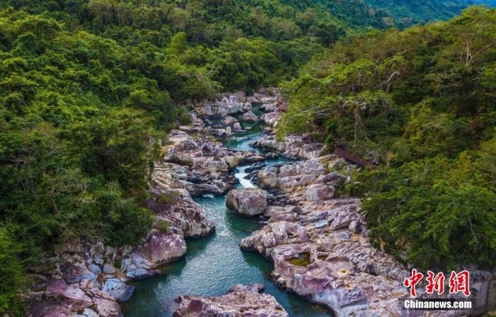 航拍海南呀諾達(dá)熱帶雨林景區(qū)，鳥瞰秀美山水、廣袤雨林。<a target='_blank' href='http://www.chinanews.com/'>中新社</a>記者 駱云飛 攝