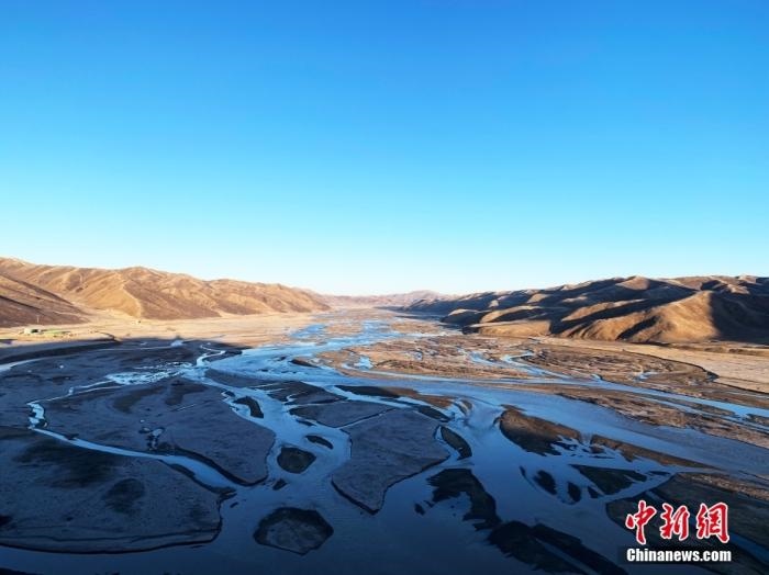 果洛州達(dá)日縣境內(nèi)的黃河。青海省果洛州地處三江源腹地，黃河在果洛境內(nèi)蜿蜒760公里，是“中華水塔”的重要組成部分和國家重要的生態(tài)安全屏障。<a target='_blank' href='http://www.chinanews.com/'>中新社</a>記者 孫睿 攝