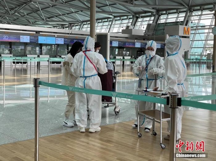 資料圖：韓國(guó)仁川國(guó)際機(jī)場(chǎng)工作人員嚴(yán)格執(zhí)行防疫措施。<a target='_blank' href='http://www.chinanews.com/'>中新社</a>記者 劉旭 攝　