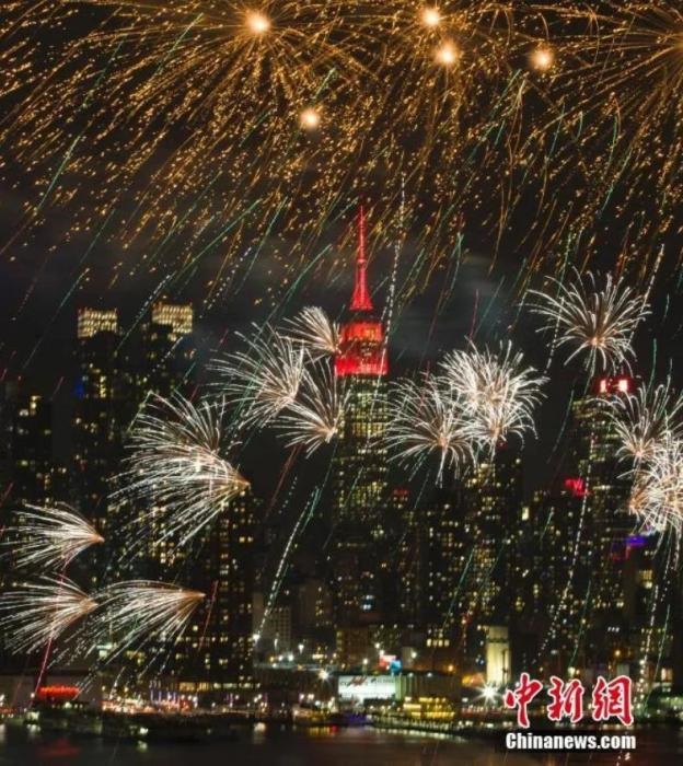 　　2018年，中國駐紐約總領(lǐng)事館前的哈德遜河上空燃放起焰火，慶祝中國狗年春節(jié)。