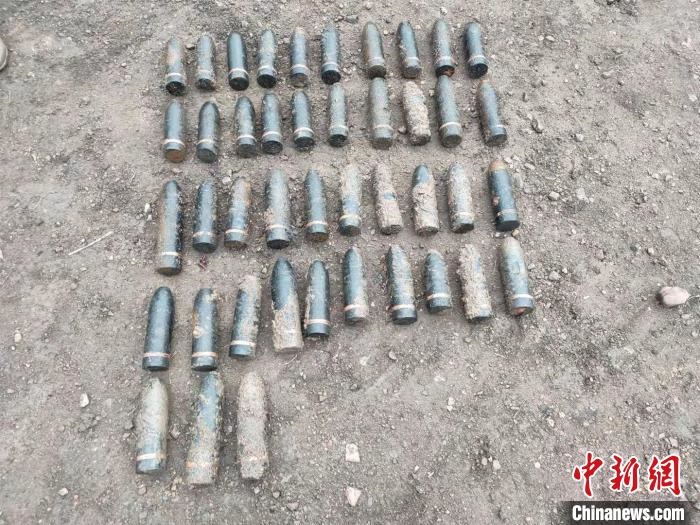 圖為發(fā)現(xiàn)的遺留炮彈?！√厝崭駱?攝