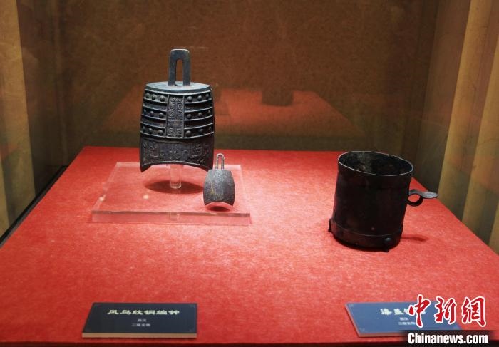 二級文物西漢鳳鳥紋銅編鐘、漆蓋銅卮?！≮w曉 攝