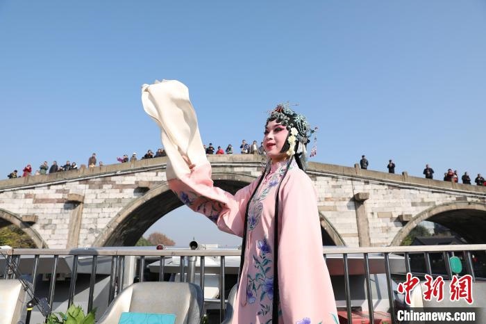 2019京杭對(duì)話的大運(yùn)河京杭雅集活動(dòng)中，浙江昆劇團(tuán)國(guó)家一級(jí)演員楊崑在中國(guó)大運(yùn)河(杭州段)上進(jìn)行表演?！⌒燔?攝 攝