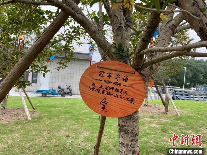 石智勇寫下的寄語。　林波 攝