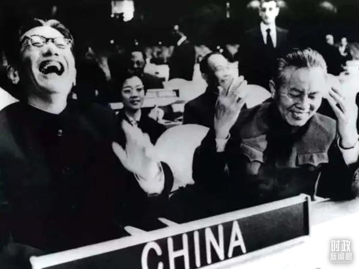 △1971年11月15日，以外交部副部長喬冠華(左一)為團(tuán)長、黃華(右一)為副團(tuán)長的中國代表團(tuán)，首次出現(xiàn)在聯(lián)合國大會上。(資料圖)
