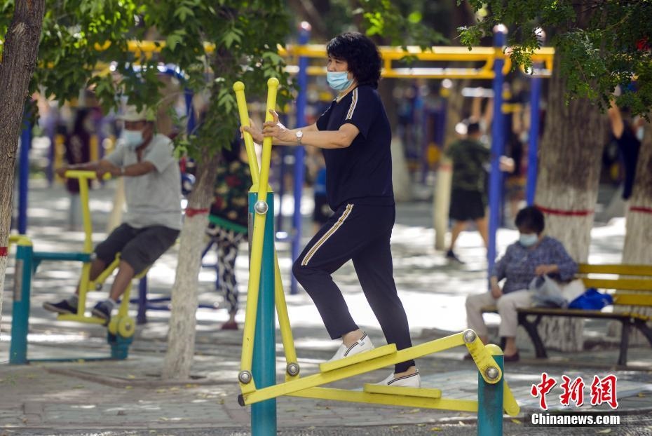 市民在體育公園利用公共健身器械鍛煉身體。 <a target='_blank' href='http://www.chinanews.com/'>中新社</a>記者 劉新 攝