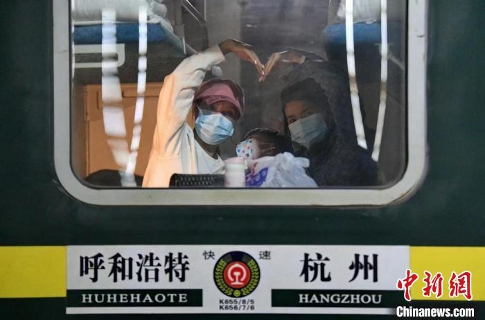 圖為登上轉運火車的游客向額濟納比心?！⊥趵?攝