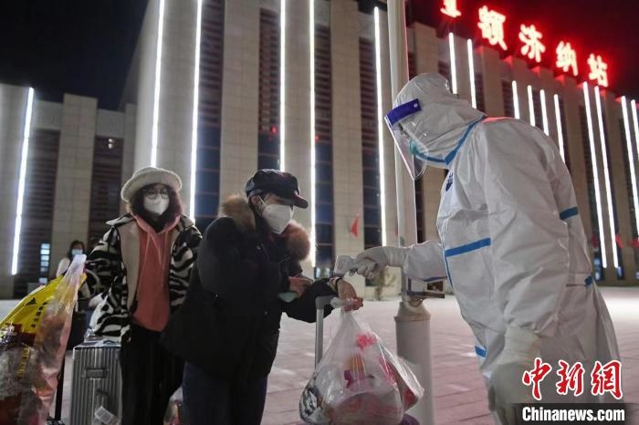 圖為滯留游客被有序轉運至低風險地區(qū)?！⊥趵?攝