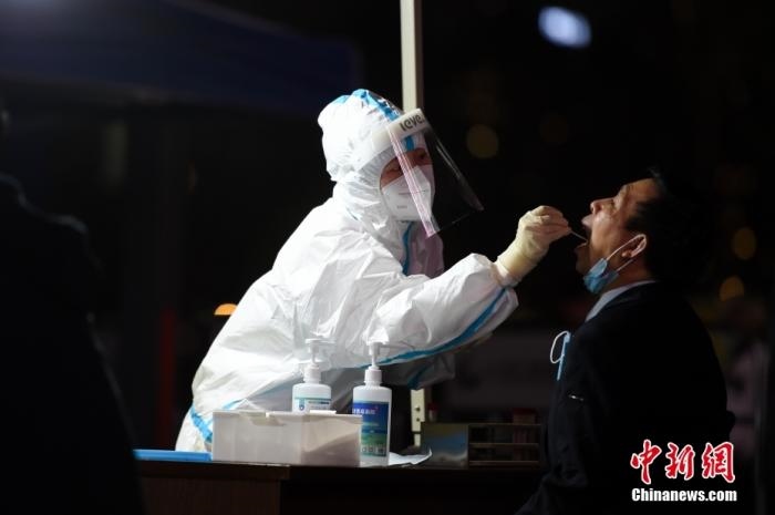 醫(yī)護(hù)人員為居民做核酸檢測。 <a target='_blank' href='http://www.chinanews.com/'>中新社</a>記者 何蓬磊 攝