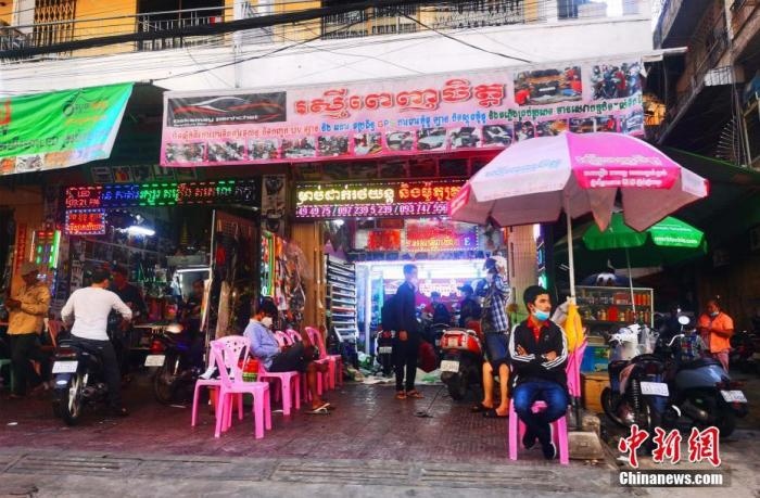 圖為金邊市中心的烏亞西市場，不少店鋪恢復(fù)營業(yè)。 <a target='_blank' href='http://www.chinanews.com/'>中新社</a>記者 歐陽開宇 攝