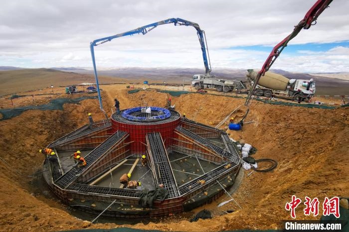 資料圖為該風(fēng)電場建設(shè)現(xiàn)場?！≈袊娊瘓F(tuán)成都勘測設(shè)計(jì)研究院有限公司 供圖