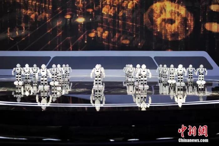 資料圖：2020年11月1日，科幻 科技創(chuàng)新主題論壇在北京舉行。圖為優(yōu)必選機(jī)器人科幻秀。<a target='_blank' href='/'>中新社</a>記者 田雨昊 攝