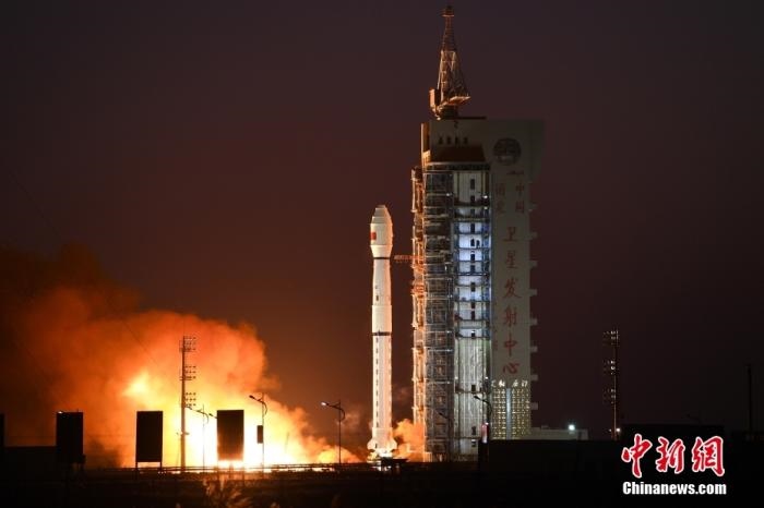 11月23日7時(shí)45分，中國(guó)在酒泉衛(wèi)星發(fā)射中心用長(zhǎng)征四號(hào)丙運(yùn)載火箭，成功將高分三號(hào)02星發(fā)射升空。 <a target='_blank' href='/'>中新社</a>發(fā) 汪江波 攝 　
