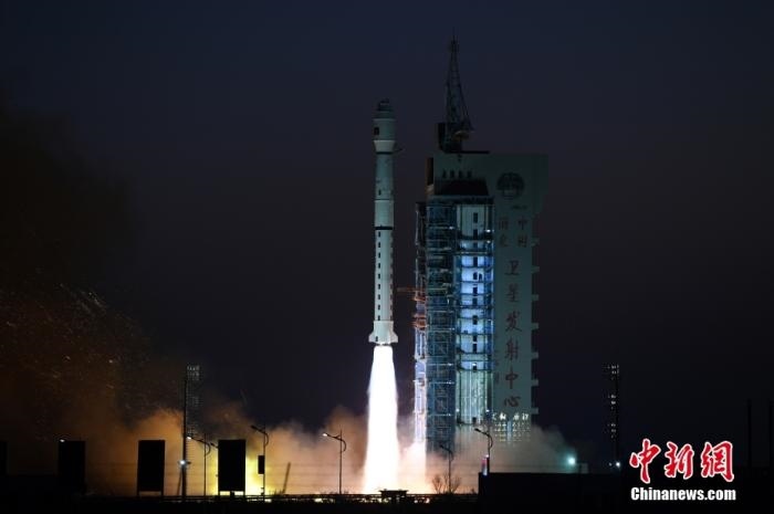 11月23日7時(shí)45分，中國(guó)在酒泉衛(wèi)星發(fā)射中心用長(zhǎng)征四號(hào)丙運(yùn)載火箭，成功將高分三號(hào)02星發(fā)射升空。 <a target='_blank' href='/'>中新社</a>發(fā) 汪江波 攝