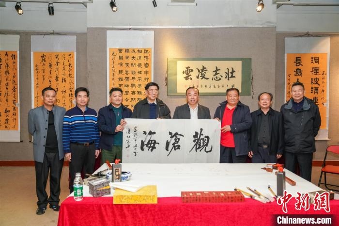 圖為百名將軍書畫展活動(dòng)現(xiàn)場(chǎng)?！∷涡憬?攝 攝