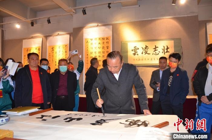 圖為“鐵軍老戰(zhàn)士”、著名書法家、解放軍報(bào)原副總編輯連俊義少將現(xiàn)場(chǎng)揮毫。　顏新陽(yáng) 攝 攝