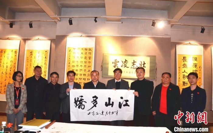圖為百名將軍書畫展活動(dòng)現(xiàn)場(chǎng)?！☆佇玛?yáng) 攝 攝