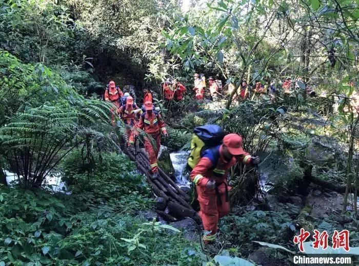 圖為搜救隊員在搜尋失聯(lián)人員。普洱市消防救援支隊供圖