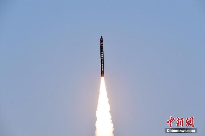 北京時間2021年12月7日12時12分，谷神星一號遙二運(yùn)載火箭在中國酒泉衛(wèi)星發(fā)射中心成功發(fā)射升空，將搭載的天津大學(xué)一號、麗澤一號、寶醞號、金紫荊五號、金紫荊一號03星等5顆小衛(wèi)星順利送入預(yù)定軌道，發(fā)射任務(wù)獲得圓滿成功。汪江波 攝