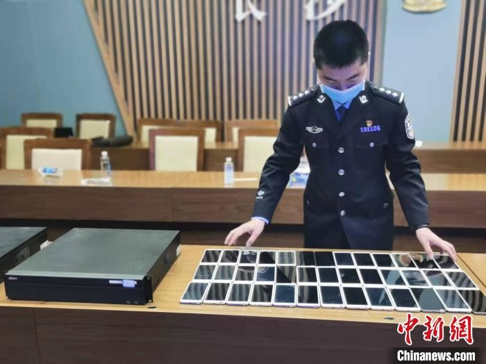 民警展示作案工具?！￠L沙市公安局供圖