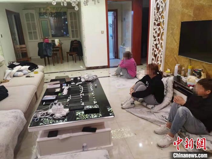 資料圖為果洛藏族自治州公安民警抓獲的犯罪嫌疑人。　瑪沁縣公安局供圖