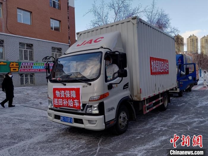 圖為滿洲里物資保障巡回補(bǔ)給車隊(duì)配貨現(xiàn)場?！∏靥饌?攝