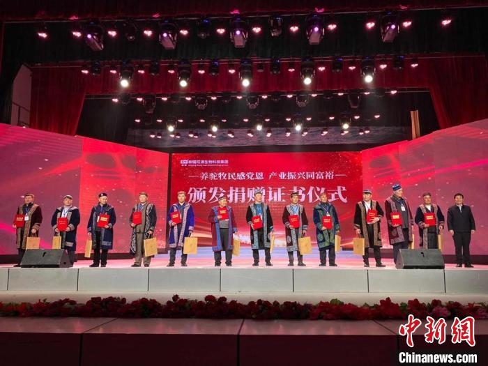 阿勒泰地區(qū)牧民靠企業(yè)的幫扶走上了致富道路?！」o琨 攝