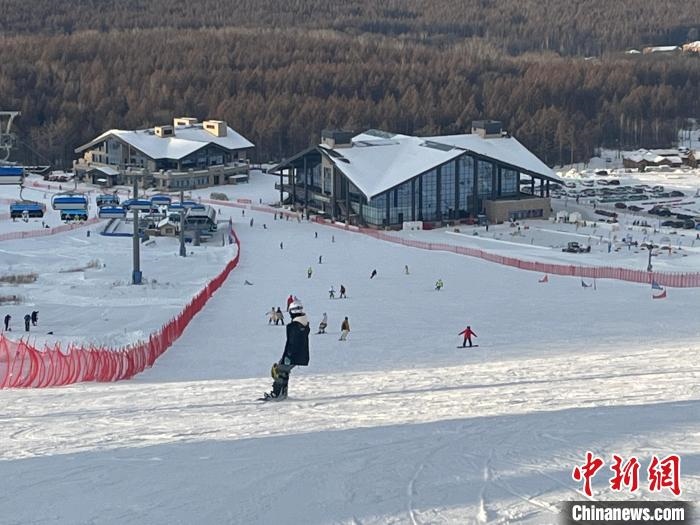 在吉林白山體驗滑雪的游客眾多?！⊙潡?攝