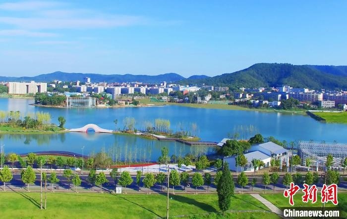 后湖藝術(shù)園?！√菩∏?攝