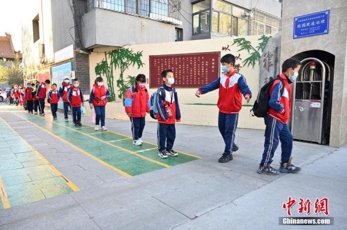 10月，呼和浩特市一所小學內，學生間隔入校。 <a target='_blank' href='/'>中新社</a>記者 劉文華 攝