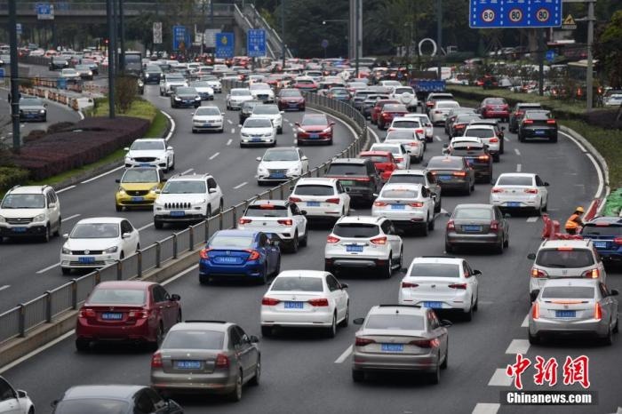 成都市劍南大道的早高峰，車輛排隊入城。張浪 攝