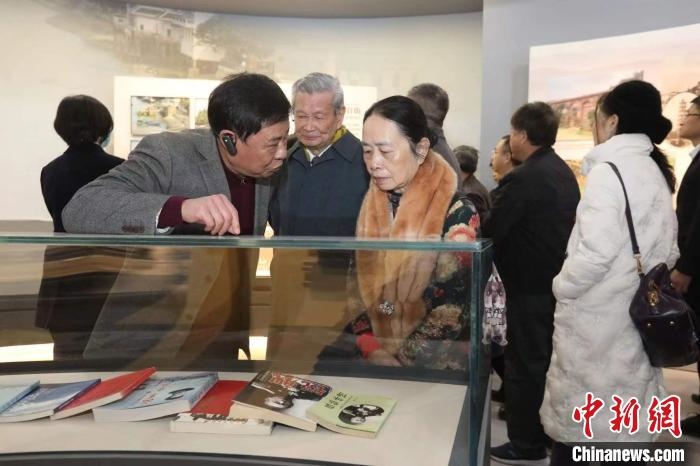 船政后裔在參觀新館?！￡悤造o 攝
