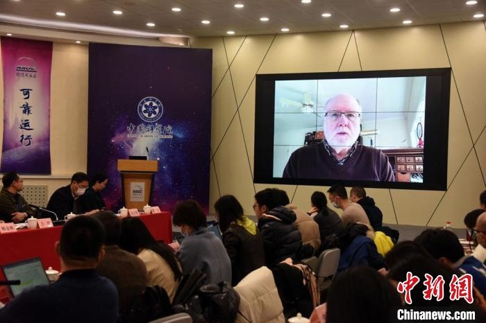 美國伊利諾伊大學教授理查德？克魯切爾通過視頻點評FAST測量星際磁場最新研究成果?！?lt;a target='_blank' href='/'>中新社</a>記者 孫自法 攝