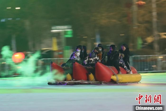民眾沉醉在冰上香蕉船的快樂中?！∮诤Ｑ?攝