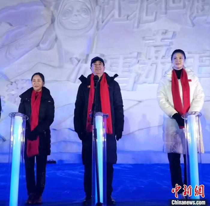 前女排國家隊隊長奧運冠軍惠若琪(右一)，中國女子田徑競走奧運冠軍王麗萍(左一)助陣當晚活動?！≮w桂華 攝
