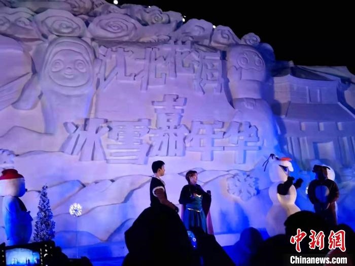 活動現(xiàn)場表演的《冰雪奇緣》很受歡迎。　趙桂華 攝