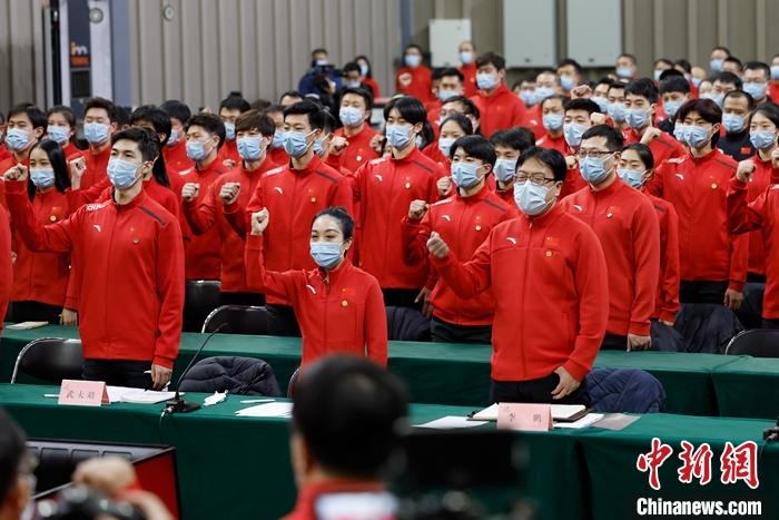 1月5日晚，全力沖刺北京冬奧學習座談會在北京舉行，座談會后，中國冰雪國家集訓隊全體成員起立，齊聲高呼：“中國冰雪，加油！加油！加油！” <a target='_blank' href='/'>中新社</a>記者 富田 攝
