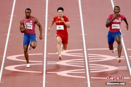 資料圖：北京時間8月1日晚，在東京奧運會男子百米決賽中，中國選手蘇炳添以9.98秒的成績獲得第六名，作為首位闖進奧運男子百米決賽的中國人，他再次創(chuàng)造了歷史。圖為蘇炳添在比賽中。<a target='_blank' href='/'>中新社</a>記者 富田 攝