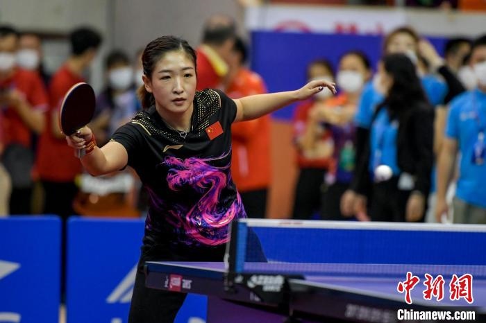 劉詩雯在2021年全國乒乓球“業(yè)余球王”總決賽中與選手互動交流球技?！●樤骑w 攝