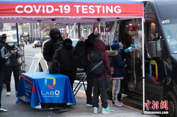 當(dāng)?shù)貢r間1月4日，美國紐約一處新冠病毒檢測站為居民做檢測。<a target='_blank' href='/'>中新社</a>記者 廖攀 攝