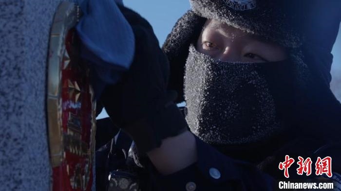 圖為恩和哈達(dá)邊境派出所的9名民警踏雪巡邊。　劉維明 攝