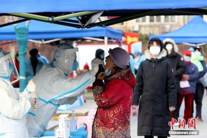 資料圖：1月9日，天津市南開大學(xué)西南村，社區(qū)組織市民進行核酸檢測。 <a target='_blank' href='/'>中新社</a>記者 張道正 攝