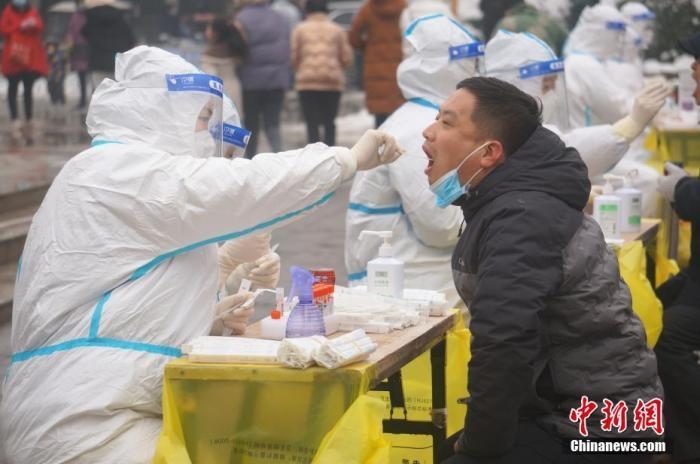 資料圖：圖為鄭州市民接受核酸檢測。 <a target='_blank' href='/'>中新社</a>記者 韓章云 攝